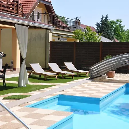 Garden Zsory Apartment *
