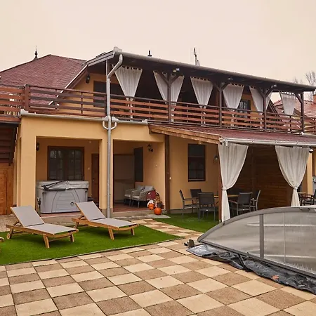 Garden Zsory Apartment *