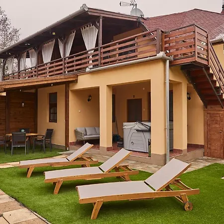 Garden Zsory Apartment *
